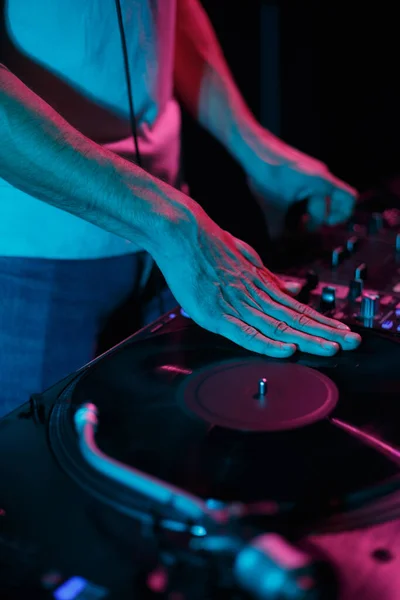 Hip Hop Pikabın Plağını Çiziyor Disk Jokeyi Gece Kulübündeki Rap — Stok fotoğraf