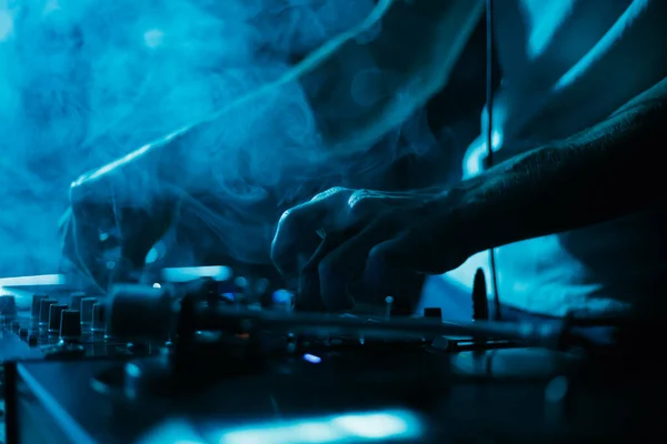 Hip Hop Konserde Duman Içinde Müzik Çalıyor Disk Jokeyi Gece — Stok fotoğraf