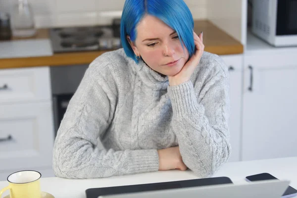 Modern Dizüstü Bilgisayarla Çalışan Beyaz Bir Kadın Evde Bilgisayar Ekranından — Stok fotoğraf