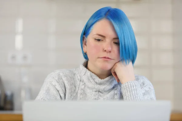 Portrait Beautiful White Woman Dyed Blue Hair Reading Text Computer — Foto Stock