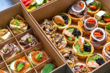 Şarap partisi için gurme aperatifler mekandaki yemek servisi için. Doğal malzemeli egzotik atıştırmalıklar. 