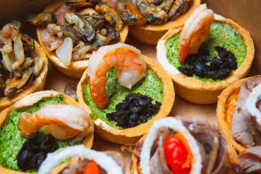 Karides ve guacamole soslu kanepe aperatifleri. Meydandaki parti için gurme atıştırmalıkları.