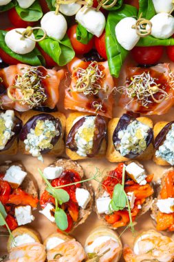 Şarap partisi için gurme aperatifler karton kutuda servis ediliyor. Düz yerde nefis taze atıştırmalıklar