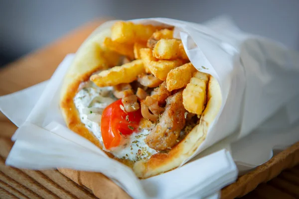 Souvlaki Sandwich Mit Tzatziki Sauce Gebratenem Küchenfleisch Fenchfrites Und Frischem — Stockfoto