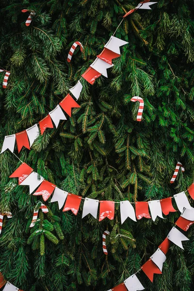 美丽的圣诞树 装饰着红白相间的彩带庆祝 — 图库照片