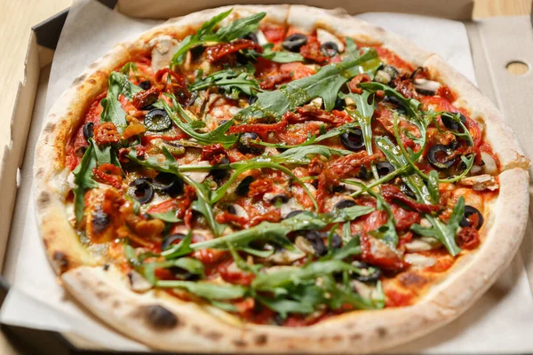 Pizza Vegetariana Entregue Caixa Papelão Para Almoço Arugula Verde Fresco — Fotografia de Stock