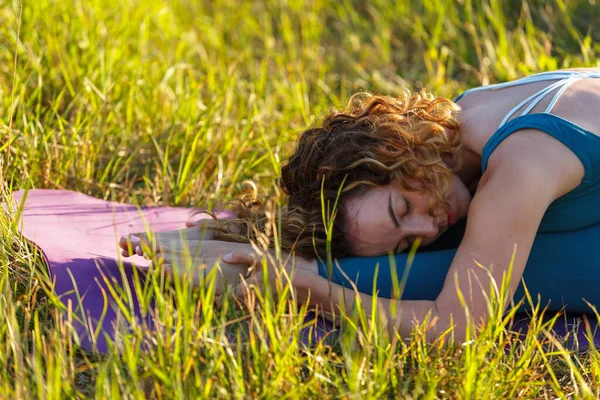 Young Girl Relaxing Mat Outdoor Sunset Yoga Beautiful Yogini Female — Zdjęcie stockowe