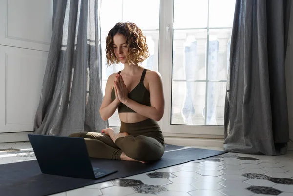 Nternette Yoga Yapan Güzel Bir Genç Kız Evdeki Dizüstü Bilgisayarın — Stok fotoğraf