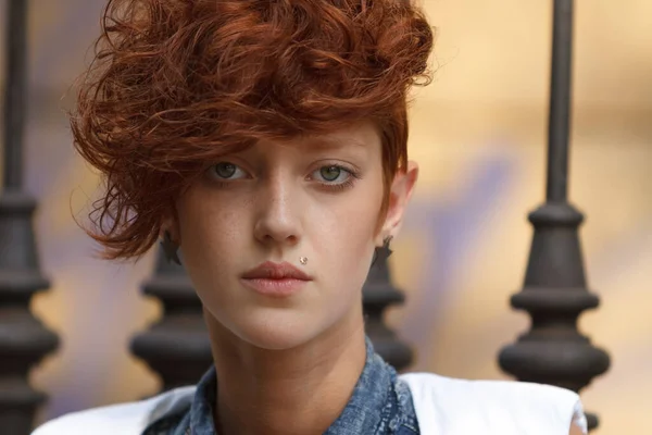 有一头卷曲红头发的时髦年轻姑娘的画像 乌克兰漂亮女性的近照 发型时尚 — 图库照片