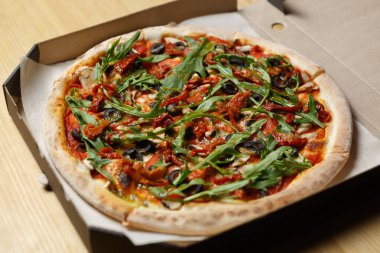 Tahta masada pizza kutusunu aç. İtalyan restoranından fast food servisi.