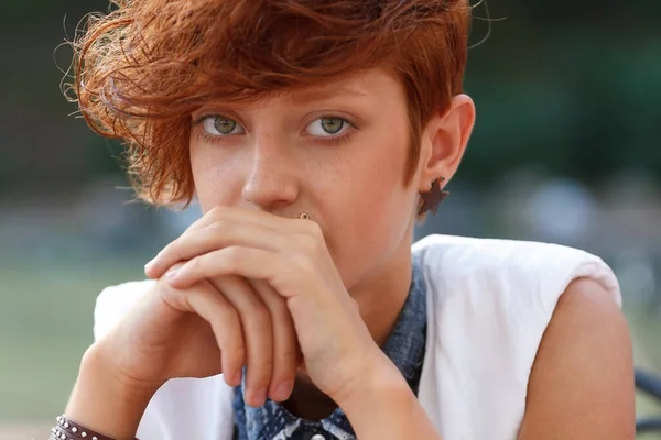赤い髪と緑の目をしたスタイリッシュな若い女の子の肖像画 10代後半のスタイリッシュなヒップスター女性のポーズ ウクライナのストリートファッションモデルカメラで見て — ストック写真