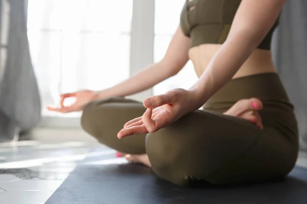 Yogini Kızı Sabahları Meditasyon Egzersizi Yapıyor Lotus Oturan Tanınmayan Genç — Stok fotoğraf