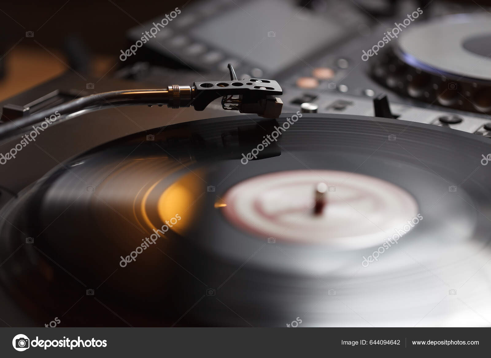 Plaques Tournantes Aiguille Jouant Musique Partir D'un Disque Vinyle  Analogique image libre de droit par hurricanehank © #644094642