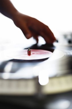 DJ hip hop partisinde plakları karıştırıyor. Disk jokeyinin parlak konser sahnesinde müzik çalarkenki fotoğrafını kapat.