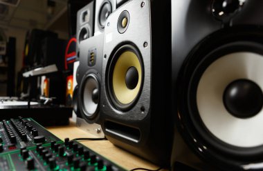 Müzik dükkanında yeni hoparlörler. Ses kaydı için profesyonel stüdyo monitörü al. Yüksek kaliteli hoparlör kutusu indirimde.