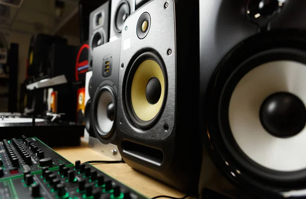 Müzik Dükkanında Yeni Hoparlörler Ses Kaydı Için Profesyonel Stüdyo Monitörü — Stok fotoğraf