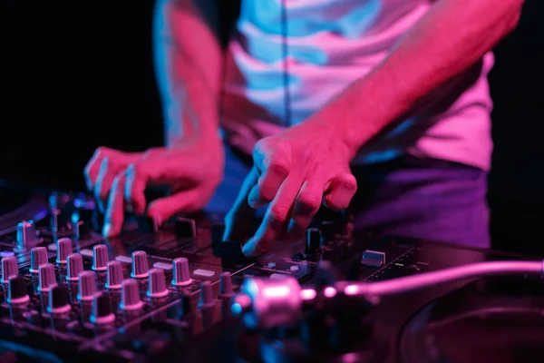 Gece Kulübünde Partide Müzik Çalıyor Profesyonel Disk Jokeyinin Plak Plaklarıyla — Stok fotoğraf