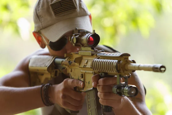 Valiente Joven Soldado Ucraniano Disparando Vista Con Rifle Asalto Moderno — Foto de Stock