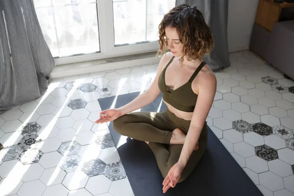 Schöne Junge Frau Meditiert Auf Matte Lotusposition Yogi Mädchen Macht — Stockfoto