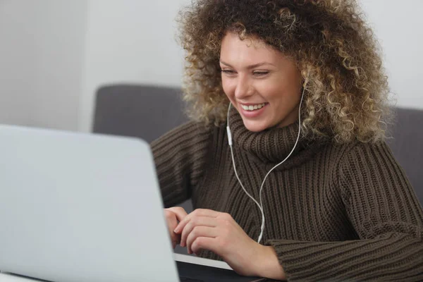 Happy Young Woman Curly Hair Wearing Headset Communicating Online Video — Stock Photo, Image