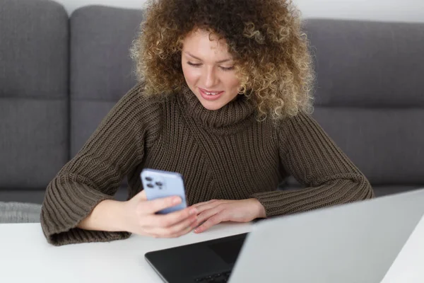 漂亮的年轻女子 一头冷冰冰的头发 在现代智能手机上浏览手机应用程序 面带微笑 — 图库照片