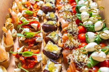 Şarap partisi için karton kutuda servis edilen lezzetli gurme atıştırmalıkları. Yemek servisi için kanepe çeşitleri. 