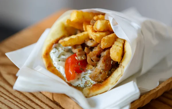 希腊的陀螺是在餐馆里被带走的 希腊的传统街头食品 — 图库照片