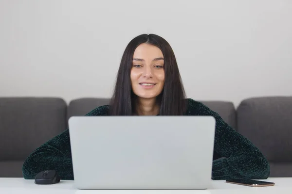 ビデオ会議の電話で話している陽気な若い女性 美しいですブルネットの女性の肖像画でコンピュータ画面を見て笑顔 — ストック写真