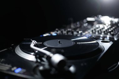 Konser sahnesine DJ kurulumu. Disk jokeyi için profesyonel vinil turntable ve ses karıştırıcı
