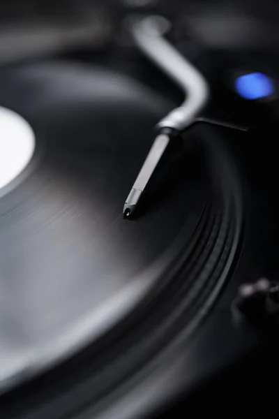 レトロDjターンテーブルは音楽とレコードを再生します トーンアームの回転テーブル針 — ストック写真
