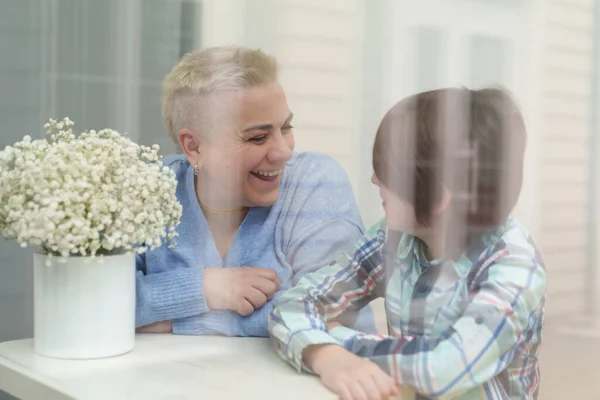 Šťastná Běloška Krátkými Vlasy Která Smála Svým Synem Veselý Rodič — Stock fotografie