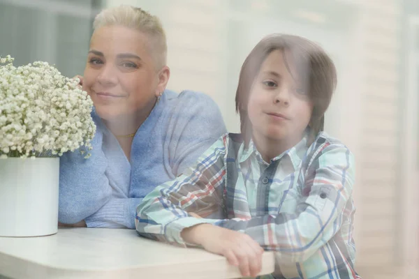 Die Junge Erwachsene Mutter Posiert Mit Ihrem Sohn Grundschulalter Lächelnd — Stockfoto