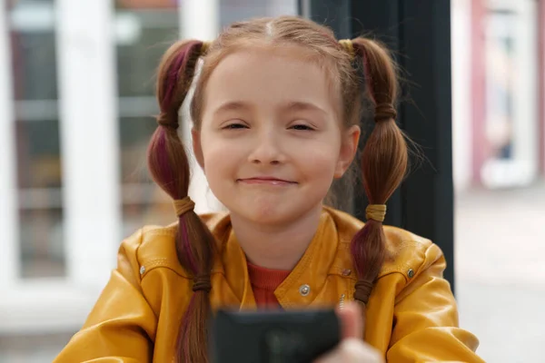 Забавная Маленькая Девочка Хвостиком Играющая Онлайн Игру Смартфоне Веселый Белый — стоковое фото