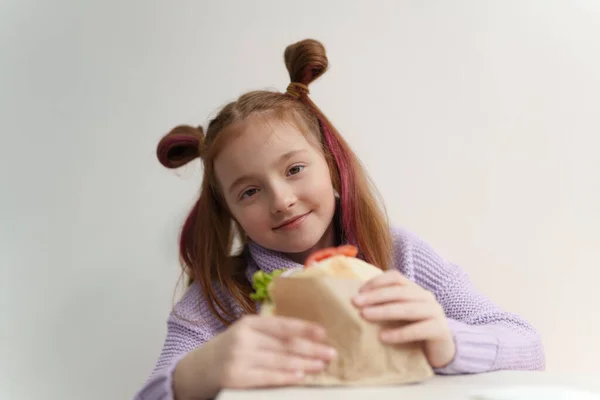 Cute Little Girl Eats Sandwich Fast Food Restaurant Portrait Pretty — Stock Photo, Image