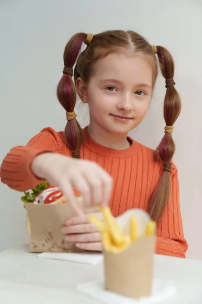 Gadis Kulit Putih Cantik Makan Kentang Goreng Dan Souvlaki Restoran — Stok Foto