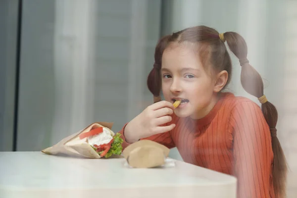 Cute Little Girl Ponytails Eating Souvlaki Lunch Greek Restaurant Adroable — Stock Photo, Image