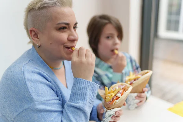 White Woman Short Hair Eating Fries Gyros Her Son Portrait — Stock Photo, Image