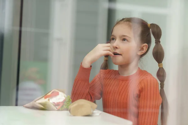 可爱的白人女孩在希腊快餐店吃陀螺 漂亮小孩儿咬薯条的肖像 从窗户射出 — 图库照片