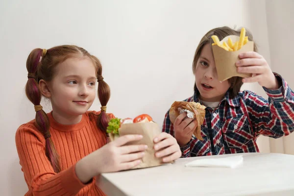 Les Enfants Blancs Mangent Nourriture Grecque Traditionnelle Souvlaki Avec Bœuf — Photo