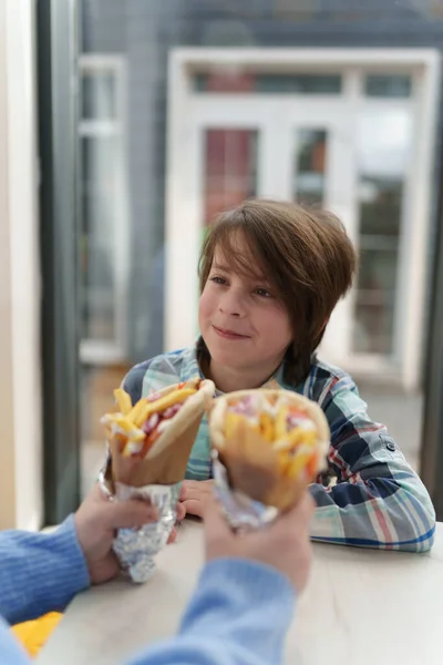 Lille Hvid Dreng Fastfood Restaurant Mor Giver Sin Søn Græske - Stock-foto