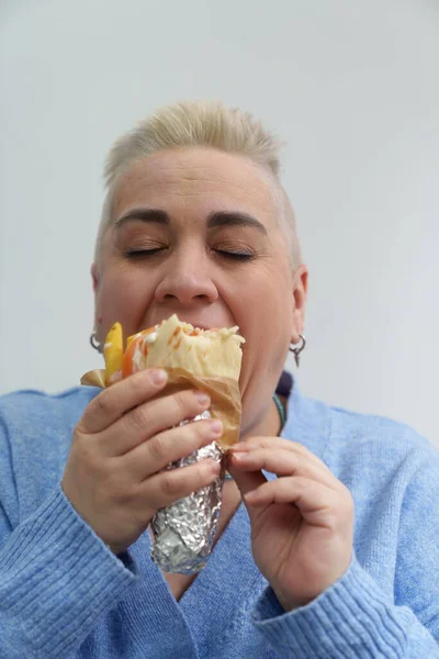 Portrait Hungry Adult Woman Short Hair Eating Traditional Greek Gyros — Stock Photo, Image