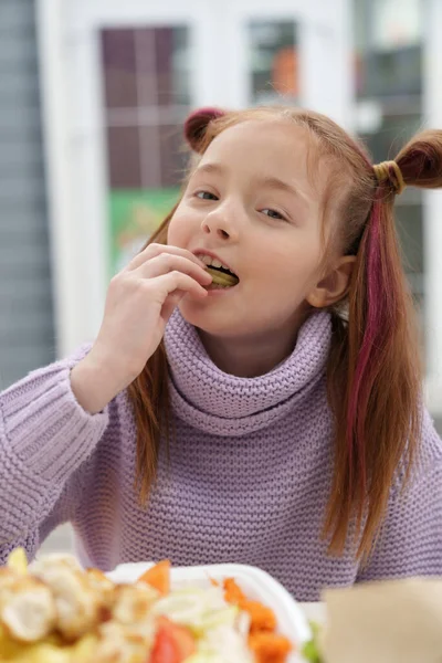 空腹の少女の肖像画ファーストフードを食べている かわいい白い女性の子供とポニーテール昼食のための伝統的なギリシャのSouvlakiを楽しんで — ストック写真