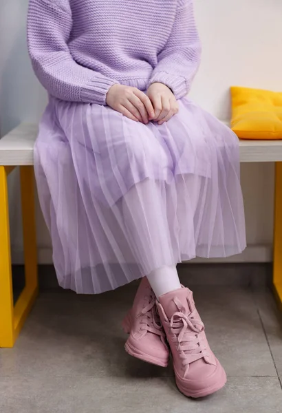 Modny Elementarny Wiek Dziewczyna Siedzi Kawiarni Modnym Kolorze Dopasowania Strój — Zdjęcie stockowe