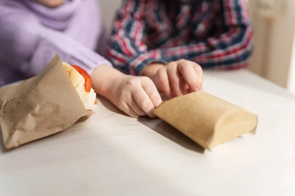 Kleine Jungen Und Mädchen Essen Zusammen Pommes Ein Paar Nicht — Stockfoto