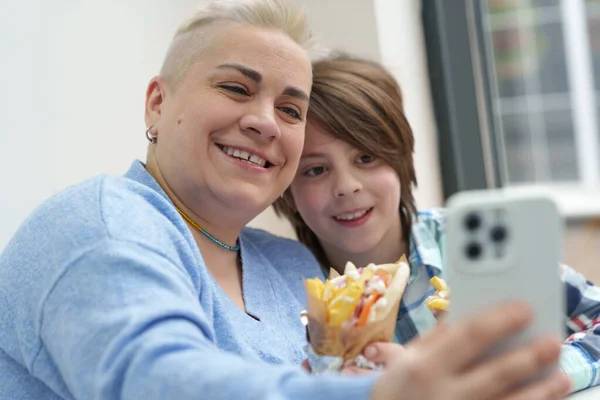 Glad Vit Kvinna Med Kort Hår Tar Selfie Med Sin — Stockfoto