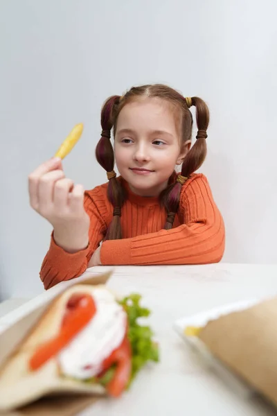 Imádnivaló Fehér Lány Sült Krumplit Gyrost Eszik Görög Étteremben Aranyos — Stock Fotó