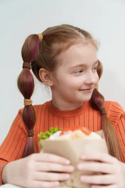 Aranyos Általános Iskolás Lány Lófarokkal Szendvicset Eszik Gyorsétteremben Imádnivaló Ukrán — Stock Fotó