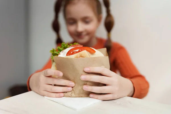 ギリシャ料理店でピタ ソブラキを食べに行く女の子 近くに大きなおいしいサンドイッチを持っている白い小学生 — ストック写真
