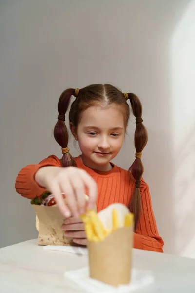 Vidám Fehér Lány Sült Krumplit Szendvicset Eszik Egy Étteremben Portré — Stock Fotó