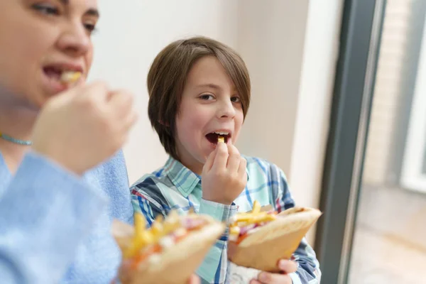 かわいい男の子は母親と一緒にジャイロを食べる 昼食のためのギリシャのファーストフードを楽しんで遊び心のある白い子供の肖像画 — ストック写真
